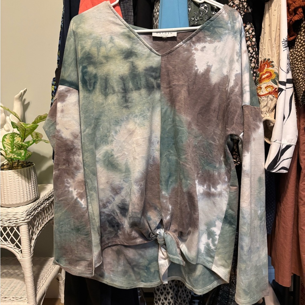 😍Hayden Tie-Dye V-Neck top size medium